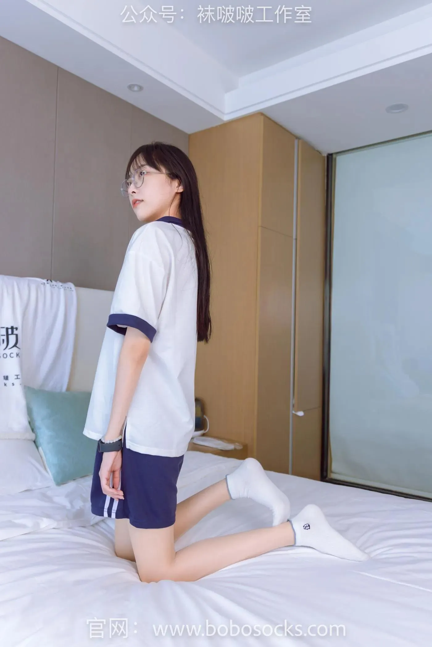 [BoBoSocks袜啵啵]NO.118 稚予-运动鞋、白棉袜、肉丝、踩小熊玩偶 [140P]插图1